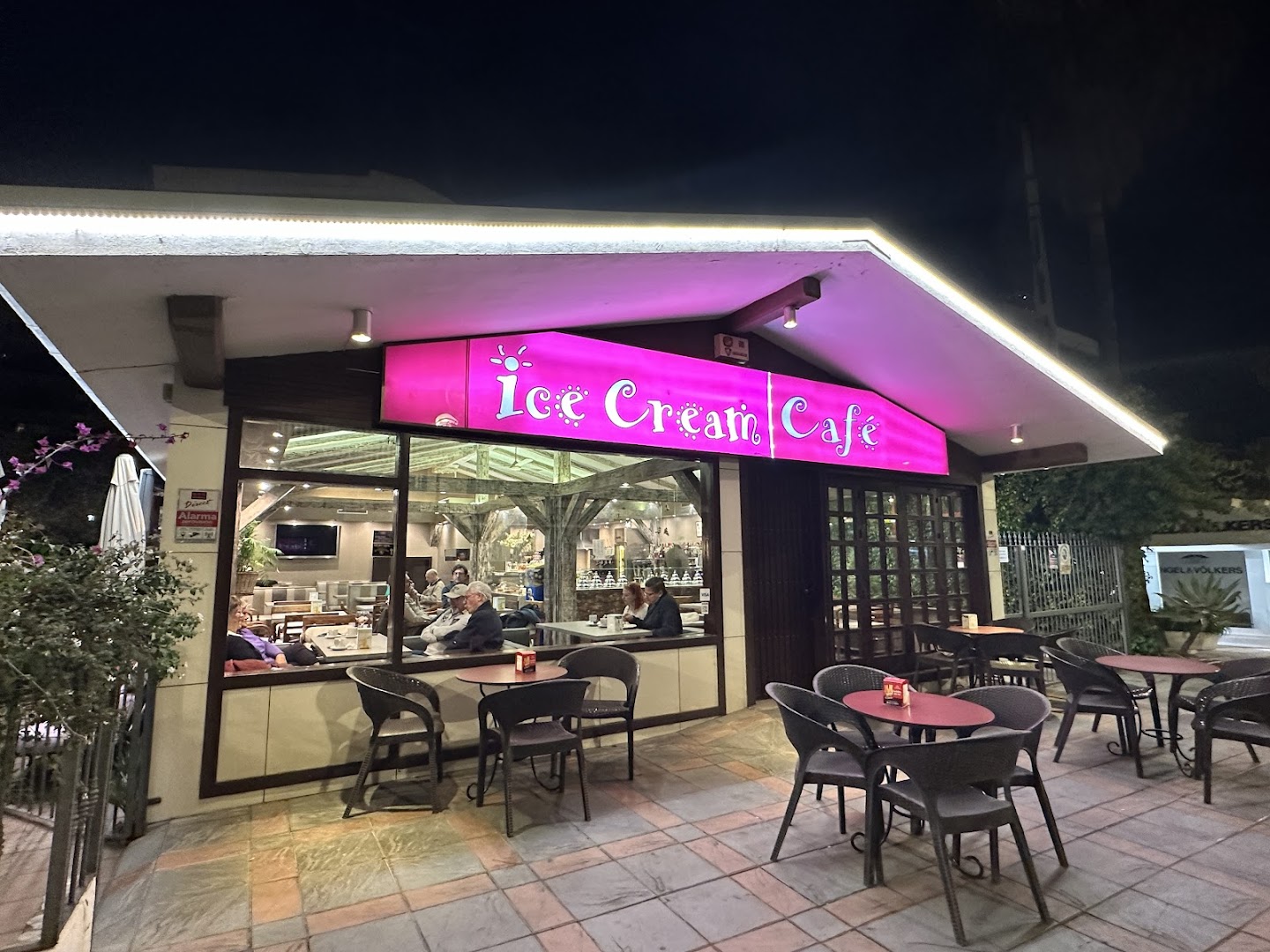 ice-cream-cafe-0