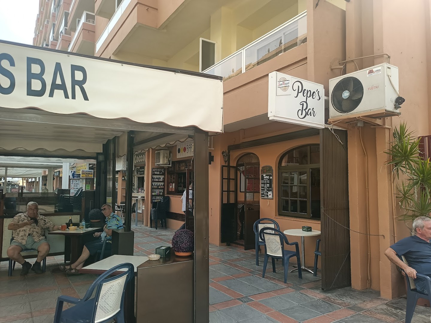 pepes-bar-0