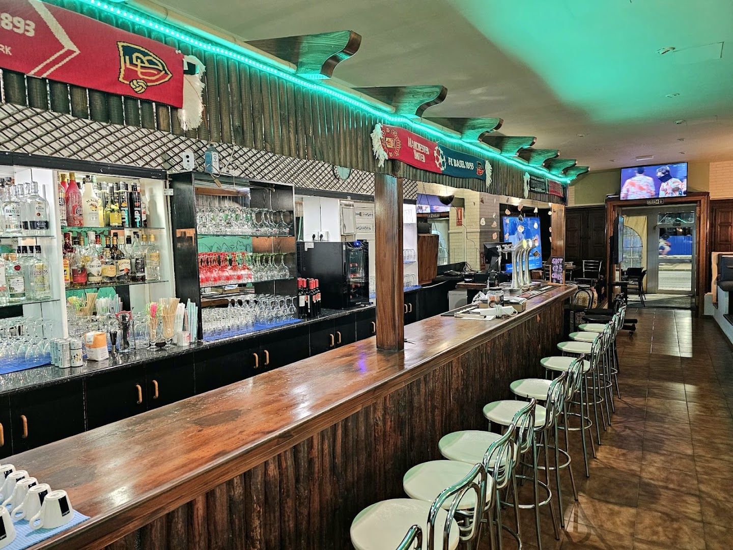 zumis-sports-bar-0