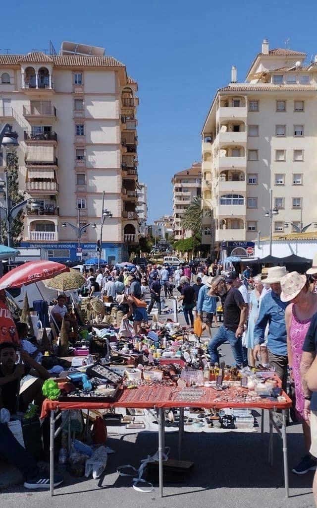 flea market croud